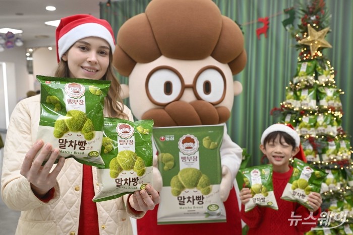 농심이 18일 오전 서울 중구 롯데마트 제타플렉스 서울역점에서 베이커리 스낵 빵부장 시리즈 '빵부장 말차빵' 신제품을 소개하고 있다. 사진=강민석 기자 kms@newsway.co.kr