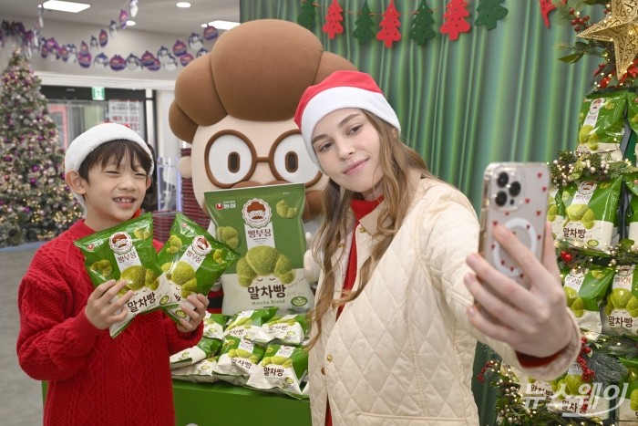 농심이 18일 오전 서울 중구 롯데마트 제타플렉스 서울역점에서 베이커리 스낵 빵부장 시리즈의 '빵부장 말차빵' 신제품을 소개하고 있다. 사진=강민석 기자 kms@newsway.co.kr