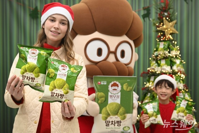 농심이 18일 오전 서울 중구 롯데마트 제타플렉스 서울역점에서 베이커리 스낵 빵부장 시리즈의 '빵부장 말차빵' 신제품을 소개하고 있다. 사진=강민석 기자 kms@newsway.co.kr