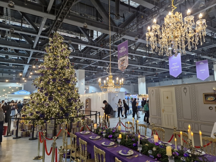 행사의 콘셉트인 '홀리데이 테이블(Holiday Table)'에 맞춰, 입구에는 크리스마스 장식으로 꾸며진 긴 만찬 테이블이 관람객을 가장 먼저 맞이했다. 행사장에는 캐럴이 흐르며 연말 특유의 들뜬 분위기를 더했다./사진=조효정기자