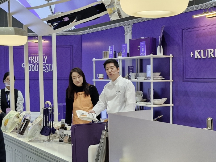 김호윤 셰프가 '셰프의 테이블'에서 쿠킹쇼를 선보이고 있다./사진=조효정기자