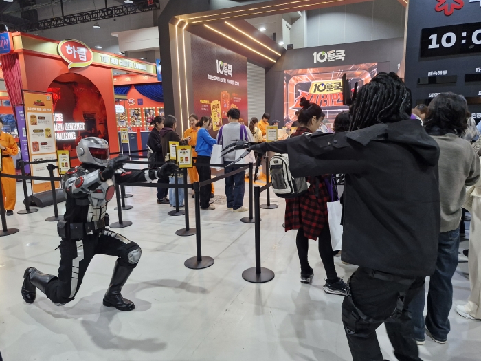 CJ제일제당의 '백설' 부스 한가운데, 갑자기 전자레인지 무늬가 새겨진 히어로 '전자레인저'와 악역 '마왕'이 등장했다. 이들은 간편식 '10분쿡'을 차지하기 위해 관람객 앞에서 한바탕 익살스러운 대결을 벌였다./사진=조효정기자