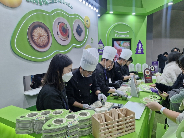 신제품을 현장에서 먼저 공개한 브랜드도 있었다. 풀무원은 메인 부스 운영 업체로 참여해 '풀무원두부, 고농도의 시대를 열다'의 콘셉트로 고농도 두부 미식 코스를 경험할 수 있는 공간을 준비했다. 부스는 풀무원의 그린 컬러톤을 중심으로 다가오는 크리스마스 느낌을 연출했으며, 풀무원이 새로 선보일 고농도 두부와 특등급 국산콩두유를 소개하며 풀무원의 기술력과 차별성을 체험할 수 있게 했다./사진=조효정기자