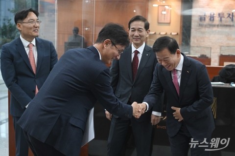 '제7대 금투협회장 선거일' 인사 나누는 서유석-황성엽-이현승 후보