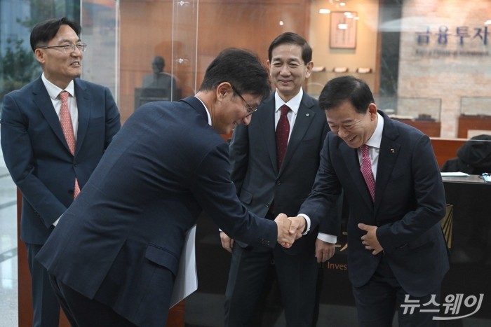 제7대 금융투자협회 회장 선거일인 18일 오후 서울 여의도 금투협에서 열린 2025년 제1차 임시총회에 참석하기 앞서 (오른쪽)서유석 후보·現 회장이 협회 회원과 인사를 하고 있다. (오른쪽 첫 번째부터)서 現 회장, 황성엽 후보·신영증권 대표, 이현승 후보·전 KB자산운용 대표. 사진=강민석 기자 kms@newsway.co.kr