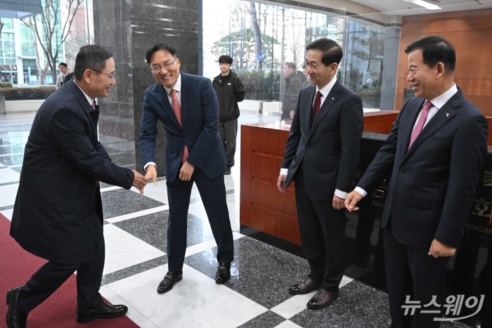 제7대 금융투자협회 회장 선거일인 18일 오후 서울 여의도 금투협에서 열린 2025년 제1차 임시총회에 참석하기 앞서 (왼쪽 두 번째)이현승 후보·전 KB자산운용 대표가 협회 회원과 인사를 하고 있다. (오른쪽부터)서유석 후보·現 회장, 황성엽 후보·신영증권 대표, 이 후보. 사진=강민석 기자 kms@newsway.co.kr