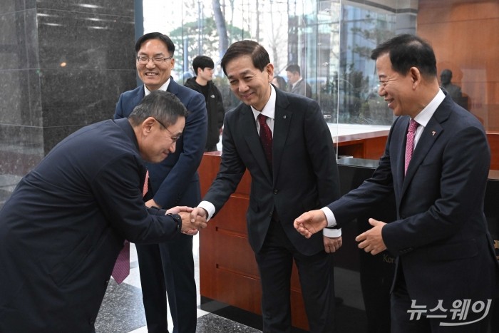 제7대 금융투자협회 회장 선거일인 18일 오후 서울 여의도 금투협에서 열린 2025년 제1차 임시총회에 참석하기 앞서 황성엽 후보·신영증권 대표가 협회 회원과 인사를 하고 있다. (오른쪽부터)서유석 후보·現 회장, 황 후보, 이현승 후보·전 KB자산운용 대표. 사진=강민석 기자 kms@newsway.co.kr