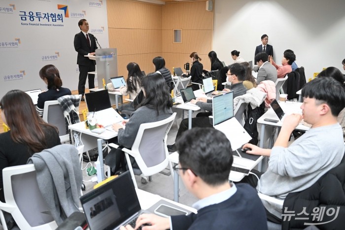 황성엽 신영증권 대표가 제7대 금융투자협회 회장에 선출된 18일 오후 서울 여의도 금투협에서 열린 2025년 제1차 임시총회를 마치고 당선 소감을 밝히고 있다. 사진=강민석 기자 kms@newsway.co.kr