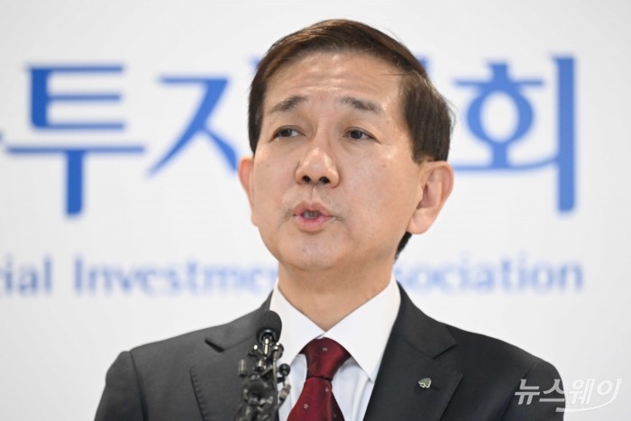 황성엽 신영증권 대표가 제7대 금융투자협회 회장에 선출된 18일 오후 서울 여의도 금투협에서 열린 2025년 제1차 임시총회를 마치고 당선 소감을 밝히고 있다. 사진=강민석 기자 kms@newsway.co.kr