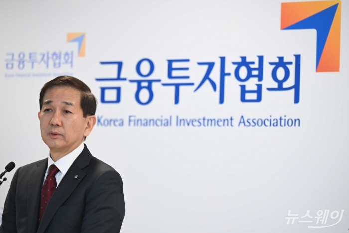 황성엽 신영증권 대표가 제7대 금융투자협회 회장에 선출된 18일 오후 서울 여의도 금투협에서 열린 2025년 제1차 임시총회를 마치고 당선 소감을 밝히고 있다. 사진=강민석 기자 kms@newsway.co.kr