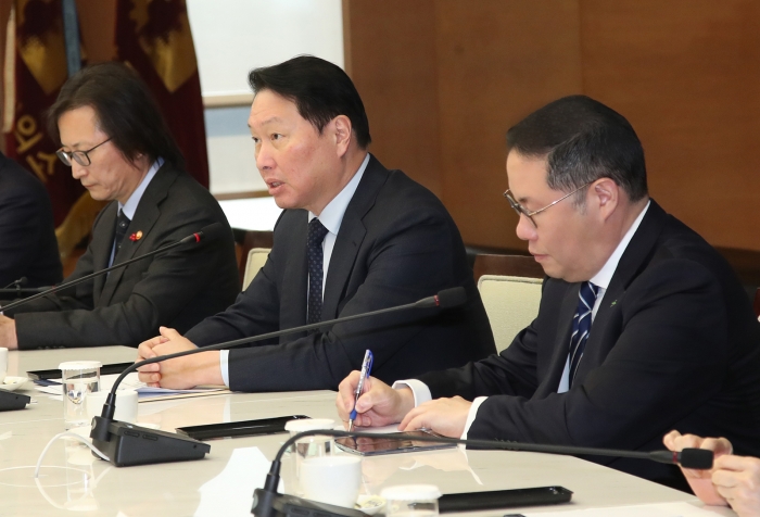 18일 서울 중구 대한상공회의소에서 열린 '공정거래위원장 초청 간담회'에 참석한 조현상 HS효성 부회장(오른쪽), 최태원 대한상공회의소 회장(가운데), 주병기 공정거래위원장(왼쪽) 사진=HS효성 제공