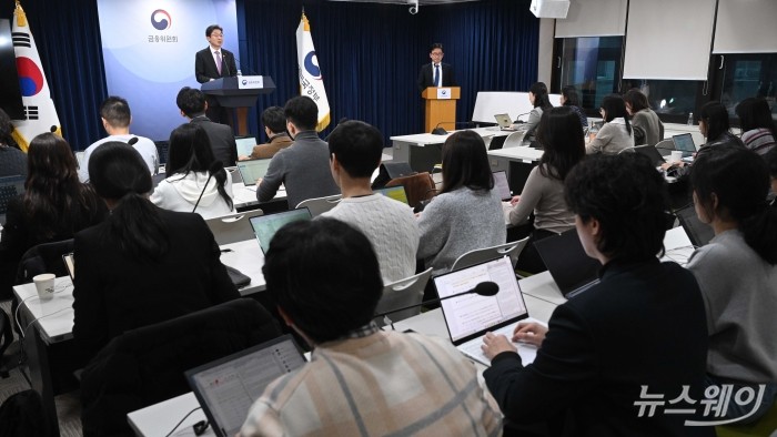 이억원 금융위원회 위원장이 19일 오후 서울 종로구 정부서울청사에서 열린 업무보고 사후 브리핑에서 발표를 하고 있다. 사진=강민석 기자 kms@newsway.co.kr