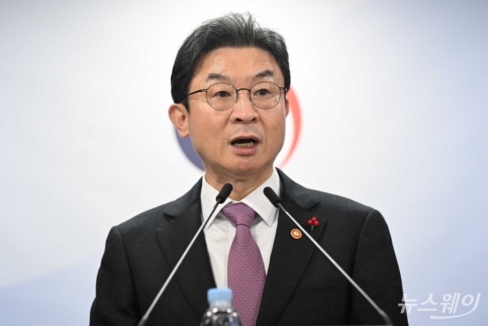 이억원 금융위원회 위원장이 19일 오후 서울 종로구 정부서울청사에서 열린 업무보고 사후 브리핑에서 발표를 하고 있다. 사진=강민석 기자 kms@newsway.co.kr