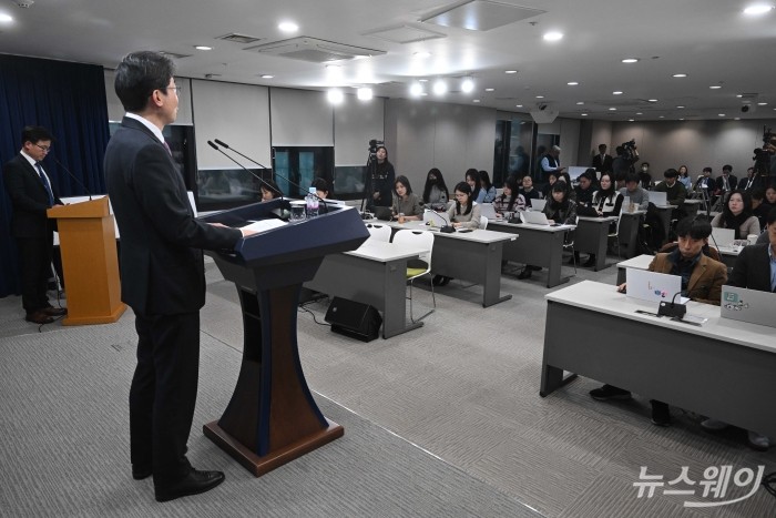 이억원 금융위원회 위원장이 19일 오후 서울 종로구 정부서울청사에서 열린 업무보고 사후 브리핑에서 발표를 하고 있다. 사진=강민석 기자 kms@newsway.co.kr