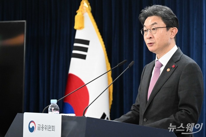 이억원 금융위원회 위원장이 19일 오후 서울 종로구 정부서울청사에서 열린 업무보고 사후 브리핑에서 발표를 하고 있다. 사진=강민석 기자 kms@newsway.co.kr