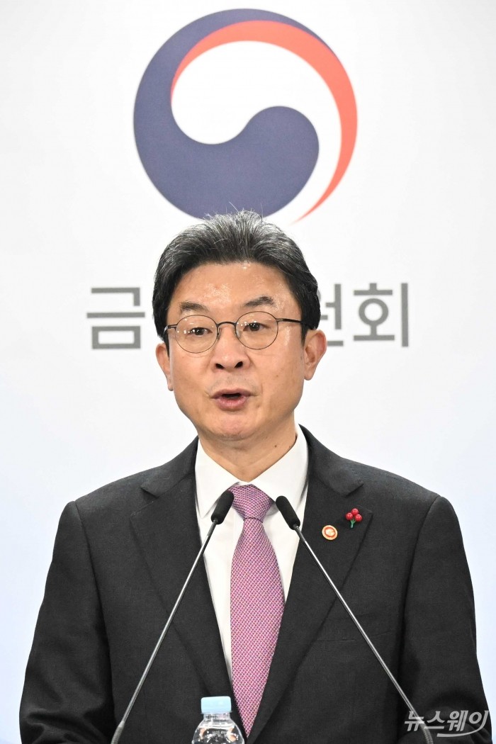 이억원 금융위원회 위원장이 19일 오후 서울 종로구 정부서울청사에서 열린 업무보고 사후 브리핑에서 발표를 하고 있다. 사진=강민석 기자 kms@newsway.co.kr