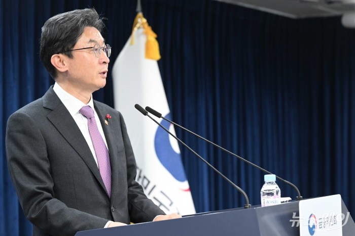 이억원 금융위원회 위원장이 19일 오후 서울 종로구 정부서울청사에서 열린 업무보고 사후 브리핑에서 발표를 하고 있다. 사진=강민석 기자 kms@newsway.co.kr