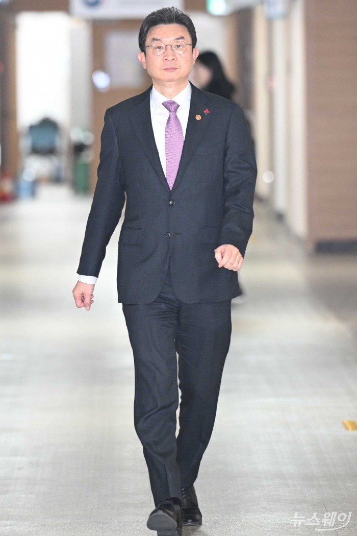 이억원 금융위원회 위원장이 19일 오후 서울 종로구 정부서울청사에서 열린 업무보고 사후 브리핑에서 발표를 하기 위해 이동하고 있다. 사진=강민석 기자 kms@newsway.co.kr