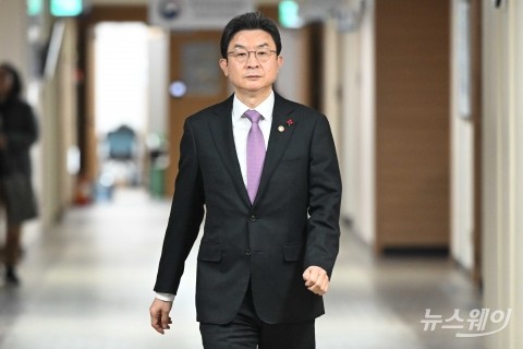 업무보고 사후 발표장 향하는 이억원 금융위원장