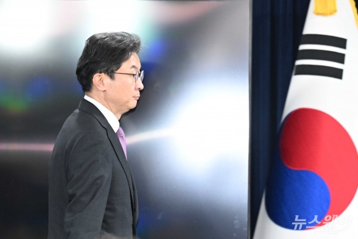 이억원 금융위원회 위원장이 19일 오후 서울 종로구 정부서울청사에서 열린 업무보고 사후 브리핑에 발표를 하기 위해 연단에 오르고 있다. 사진=강민석 기자 kms@newsway.co.kr