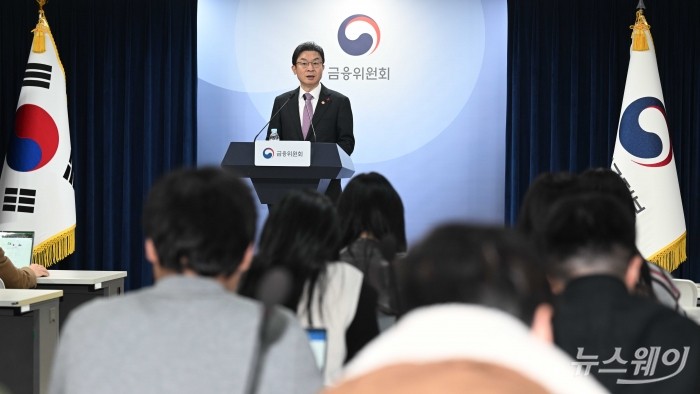 이억원 금융위원회 위원장이 19일 오후 서울 종로구 정부서울청사에서 열린 업무보고 사후 브리핑에서 발표를 하고 있다. 사진=강민석 기자 kms@newsway.co.kr