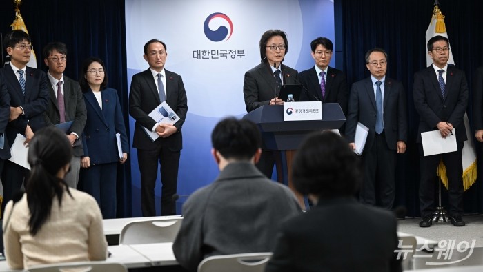 주병기 공정거래위원회 위원장이 19일 오후 서울 종로구 정부서울청사에서 열린 업무보고 사후 브리핑에서 발표를 하고 있다. 사진=강민석 기자 kms@newsway.co.kr