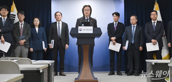 주병기 공정거래위원회 위원장이 19일 오후 서울 종로구 정부서울청사에서 열린 업무보고 사후 브리핑에서 발표를 하고 있다. 사진=강민석 기자 kms@newsway.co.kr