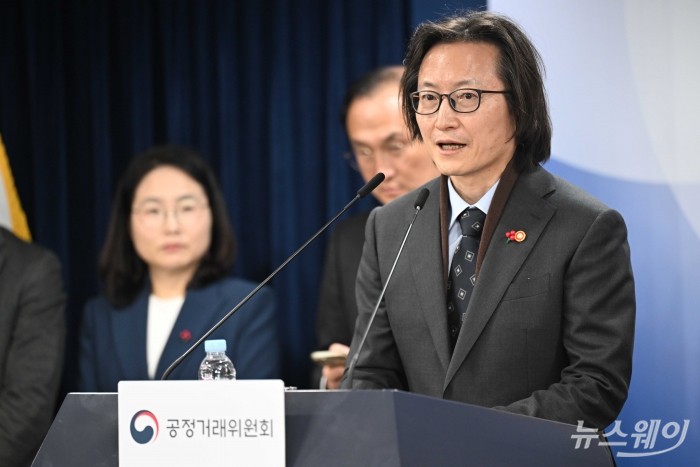 주병기 공정거래위원회 위원장이 19일 오후 서울 종로구 정부서울청사에서 열린 업무보고 사후 브리핑에서 발표를 하고 있다. 사진=강민석 기자 kms@newsway.co.kr