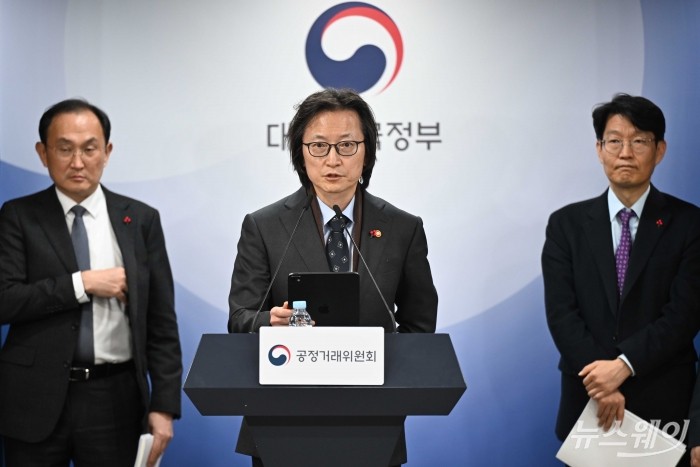 주병기 공정거래위원회 위원장이 19일 오후 서울 종로구 정부서울청사에서 열린 업무보고 사후 브리핑에서 발표를 하고 있다. 사진=강민석 기자 kms@newsway.co.kr