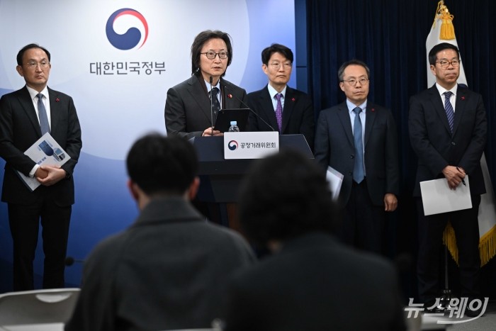 주병기 공정거래위원회 위원장이 19일 오후 서울 종로구 정부서울청사에서 열린 업무보고 사후 브리핑에서 발표를 하고 있다. 사진=강민석 기자 kms@newsway.co.kr