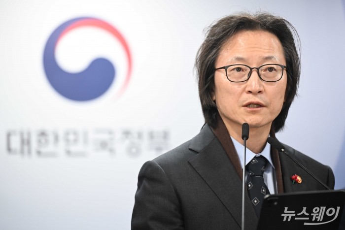 주병기 공정거래위원회 위원장이 19일 오후 서울 종로구 정부서울청사에서 열린 업무보고 사후 브리핑에서 발표를 하고 있다. 사진=강민석 기자 kms@newsway.co.kr