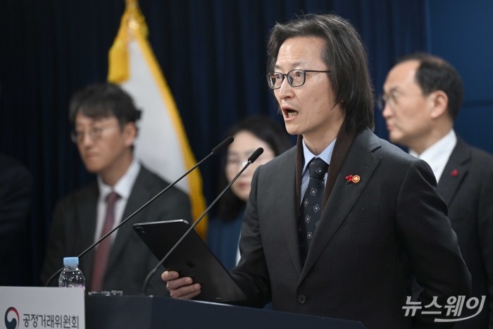 주병기 공정거래위원회 위원장이 19일 오후 서울 종로구 정부서울청사에서 열린 업무보고 사후 브리핑에서 발표를 하고 있다. 사진=강민석 기자 kms@newsway.co.kr