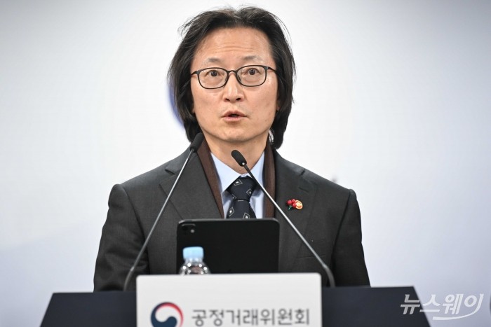 주병기 공정거래위원회 위원장이 19일 오후 서울 종로구 정부서울청사에서 열린 업무보고 사후 브리핑에서 발표를 하고 있다. 사진=강민석 기자 kms@newsway.co.kr