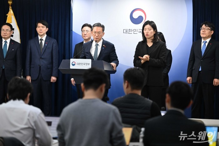 정성호 법무부 장관이 19일 오후 서울 종로구 정부서울청사에서 열린 업무보고 사후 브리핑에서 발표를 하고 있다. 사진=강민석 기자 kms@newsway.co.kr