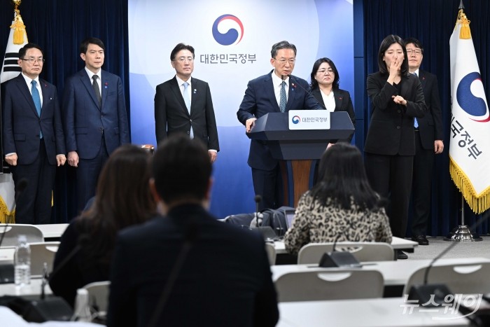 정성호 법무부 장관이 19일 오후 서울 종로구 정부서울청사에서 열린 업무보고 사후 브리핑에서 발표를 하고 있다. 사진=강민석 기자 kms@newsway.co.kr