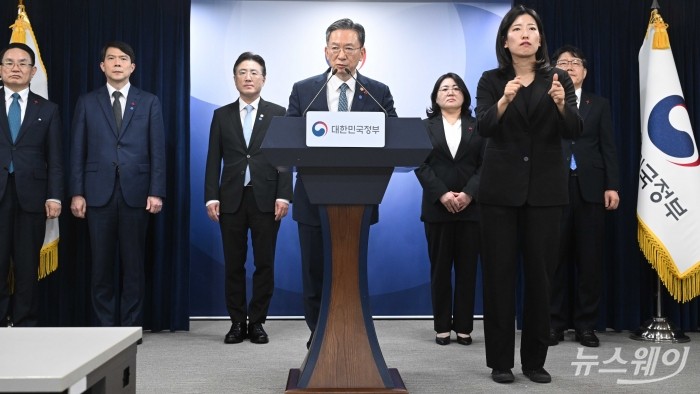 정성호 법무부 장관이 19일 오후 서울 종로구 정부서울청사에서 열린 업무보고 사후 브리핑에서 발표를 하고 있다. 사진=강민석 기자 kms@newsway.co.kr