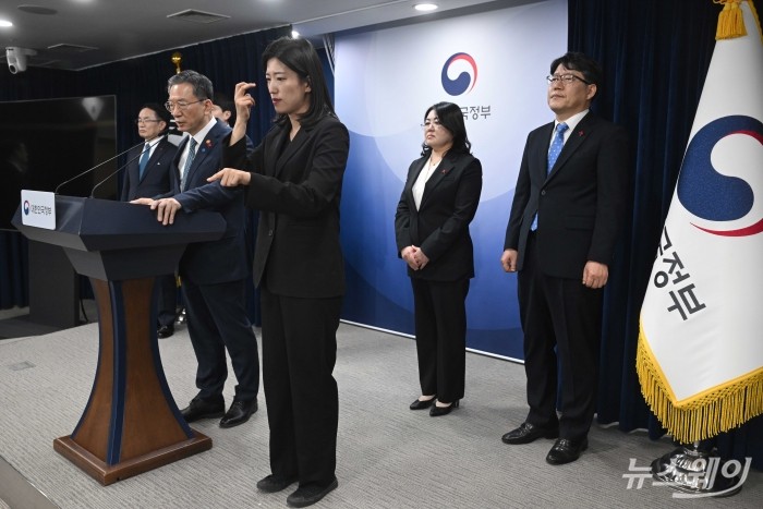 정성호 법무부 장관이 19일 오후 서울 종로구 정부서울청사에서 열린 업무보고 사후 브리핑에서 발표를 하고 있다. 사진=강민석 기자 kms@newsway.co.kr