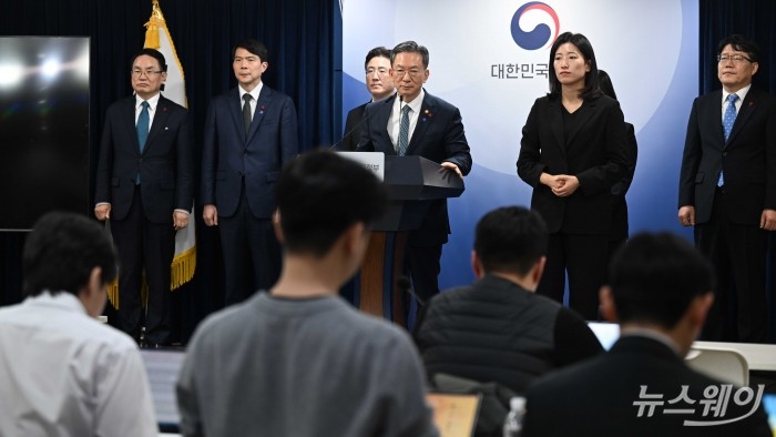 정성호 법무부 장관이 19일 오후 서울 종로구 정부서울청사에서 열린 업무보고 사후 브리핑에서 발표를 하고 있다. 사진=강민석 기자 kms@newsway.co.kr