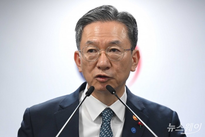 정성호 법무부 장관이 19일 오후 서울 종로구 정부서울청사에서 열린 업무보고 사후 브리핑에서 발표를 하고 있다. 사진=강민석 기자 kms@newsway.co.kr