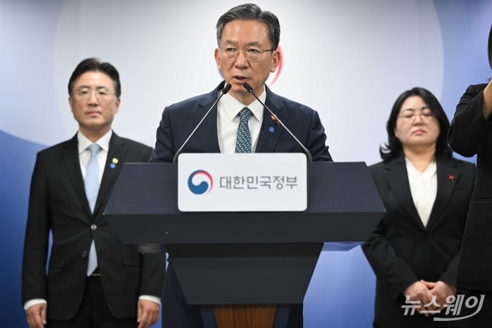 정성호 법무부 장관이 19일 오후 서울 종로구 정부서울청사에서 열린 업무보고 사후 브리핑에서 발표를 하고 있다. 사진=강민석 기자 kms@newsway.co.kr