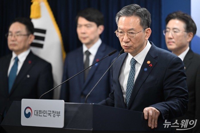 정성호 법무부 장관이 19일 오후 서울 종로구 정부서울청사에서 열린 업무보고 사후 브리핑에서 발표를 하고 있다. 사진=강민석 기자 kms@newsway.co.kr