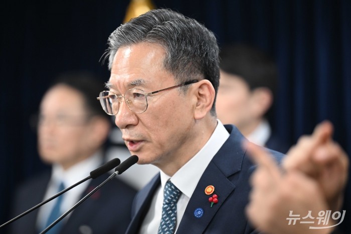 정성호 법무부 장관이 19일 오후 서울 종로구 정부서울청사에서 열린 업무보고 사후 브리핑에서 발표를 하고 있다. 사진=강민석 기자 kms@newsway.co.kr