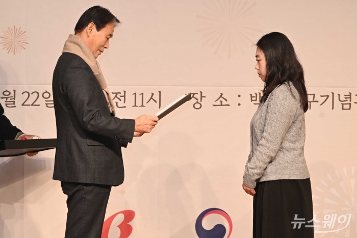 (중앙)권오을 국가보훈부 장관이 22일 오전 서울 용산구 백범김구기념관 컨벤션홀에서 열린 2025년 독립유공자 후손 장학금 지원 확대 협약식 및 수여식에서 북로군정서·대한독립군단·고려혁명군 총사령으로 활약한 故 김규식 지사(1963년 독립장)의 고손자녀 안옥주 대학생에게 장학증서를 수여하고 있다. 사진=강민석 기자 kms@newsway.co.kr