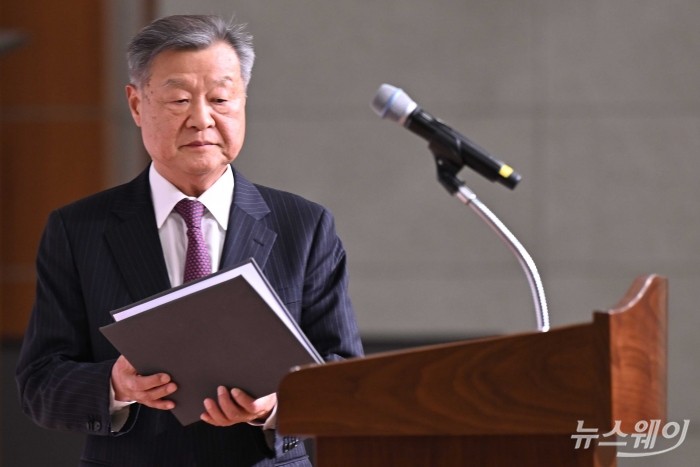 정수용 빙그레공익재단 이사장이 22일 오전 서울 용산구 백범김구기념관 컨벤션홀에서 열린 2025년 독립유공자 후손 장학금 지원 확대 협약식 및 수여식에서 인사말을 하기 위해 연단에 오르고 있다. 사진=강민석 기자 kms@newsway.co.kr