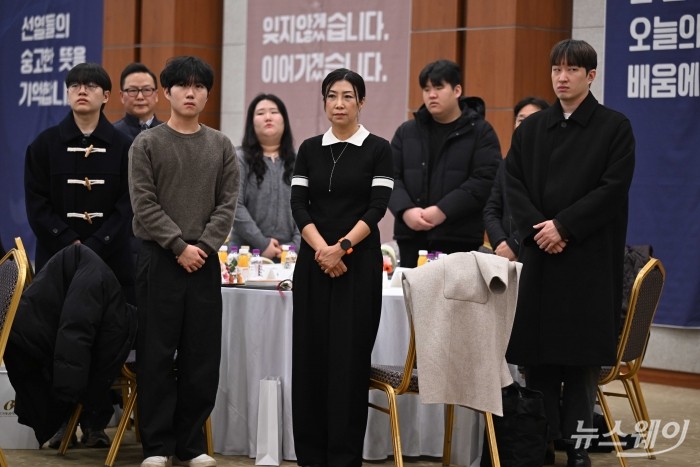 독립유공자 후손들이 22일 오전 서울 용산구 백범김구기념관 컨벤션홀에서 열린 2025년 독립유공자 후손 장학금 지원 확대 협약식 및 수여식에 참석해 사회자로부터 소개를 받고 있다. 사진=강민석 기자 kms@newsway.co.kr