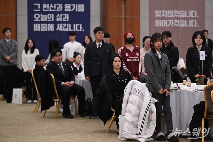 독립유공자 후손들이 22일 오전 서울 용산구 백범김구기념관 컨벤션홀에서 열린 2025년 독립유공자 후손 장학금 지원 확대 협약식 및 수여식에 참석해 사회자로부터 소개를 받고 있다. 사진=강민석 기자 kms@newsway.co.kr