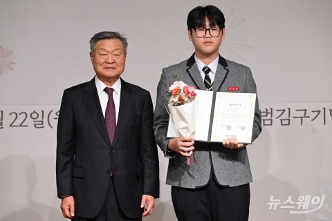 '故 안희제 지사' 고손자녀 서승완 학생, 장학증서 수상