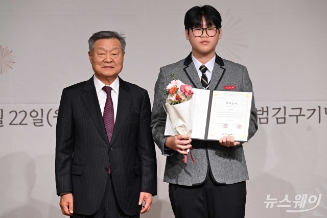 '故 안희제 지사' 고손자녀 서승완 학생, 장학증서 수상