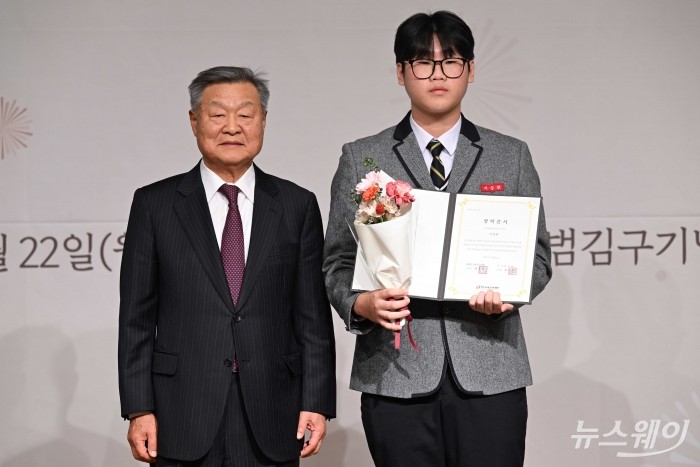 (왼쪽)정수용 빙그레공익재단 이사장이 22일 오전 서울 용산구 백범김구기념관 컨벤션홀에서 열린 2025년 독립유공자 후손 장학금 지원 확대 협약식 및 수여식에서 해외 독립운동 세력의 국내 연락 거점 역할을 한 백산상회를 설립하고, 비밀결사 대동청년당을 결성한 故 안희제 지사(1962년 독립장)의 고손자녀인 서승완 고등학생에게 장학증서를 수여한 뒤 기념촬영을 하고 있다. 사진=강민석 기자 kms@newsway.co.kr