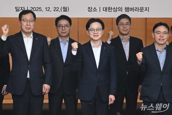 (앞 줄 오른쪽 두 번째)김정관 산업통상부 장관을 비롯한 참석자들이 22일 오후 서울 중구 대한상공회의소에서 열린 석유화학업계 CEO간담회에서 기념촬영을 하고 있다. 사진=강민석 기자 kms@newsway.co.kr